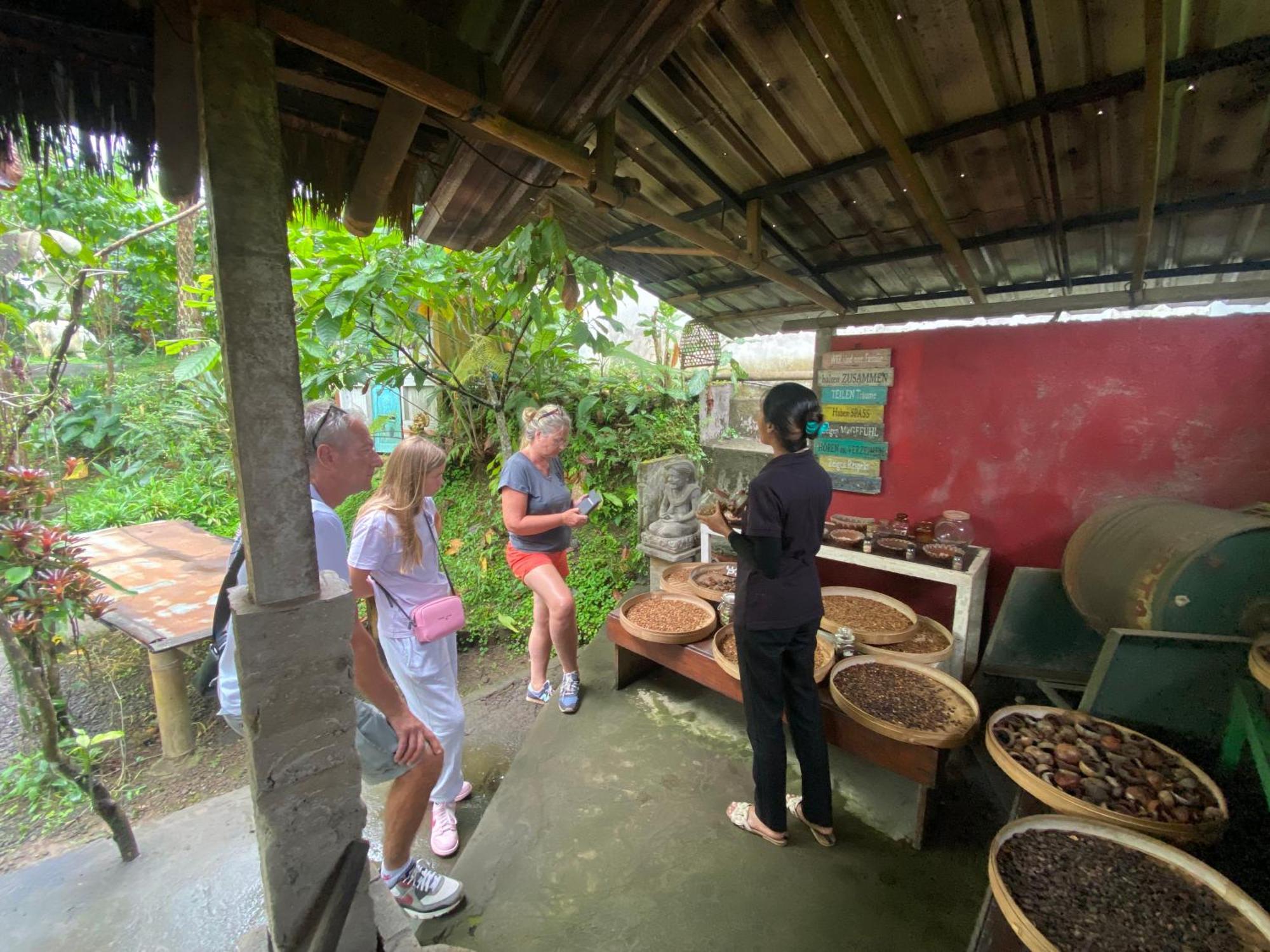 Badini Homestay เปมูเตรัน ภายนอก รูปภาพ